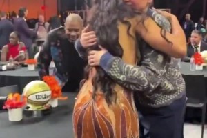 好会穿！WNBA状元阿齐·福德今日这身装扮很迷人啊！